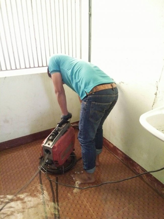 แก้ไขท่อน้ำทิ้งอุดตันหอพักโรงงาน ต.หนองบอนแดง อ.บ้านบึง