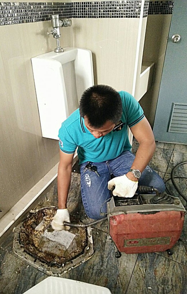 บริการแก้ไข ท่อเมนต์ส้วมอุดตัน ที่อ่าวอุดม อ.ศรีราชา ชลบุรี