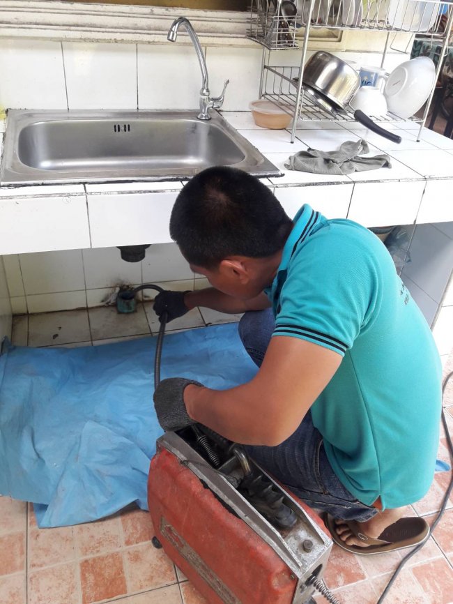 แก้ไขท่อเมนต์น้ำทิ้งอุดตัน ที่บ้านเก่า จ.ชลบุรี