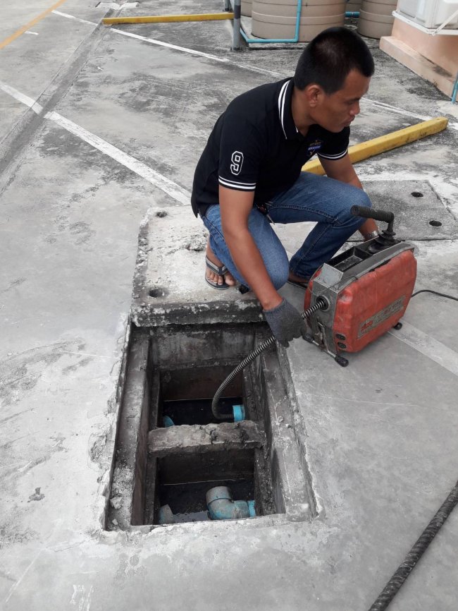 แก้ไขท่อเมนต์น้ำทิ้งอุดตัน พานทอง ชลบุรี งูเหล็กพร้อมให้บริการ