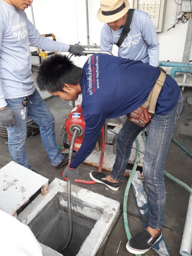 แก้ไขท่อเมนต์ระบายน้ำอุดตัน ที่นิคมอุตสาหกรรมแหลมฉบัง