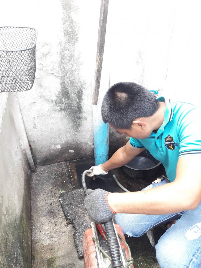 แก้ไขท่อเมนต์บ้านอุดตัน ที่เครือสหพัฒน์ อ.ศรีราชา ด้วยชีมช่างงูเหล็ก ชลบุรี