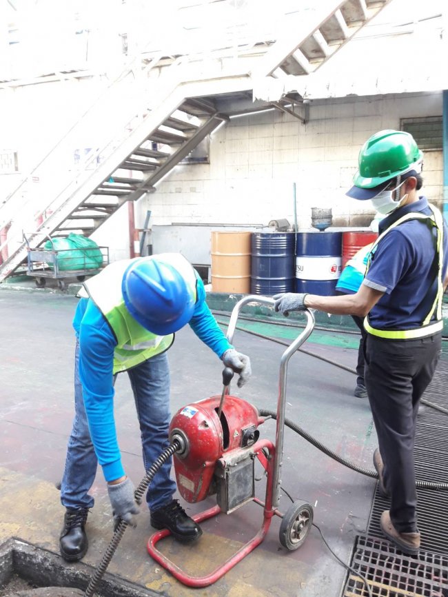 แก้ไขท่อเมนต์ระบายน้ำเสีย ซึ่งเกิดไขมันอุดตัน ที่โรงงานอุตสาหกรรม อมตะนคร  จ.ชลบุรี