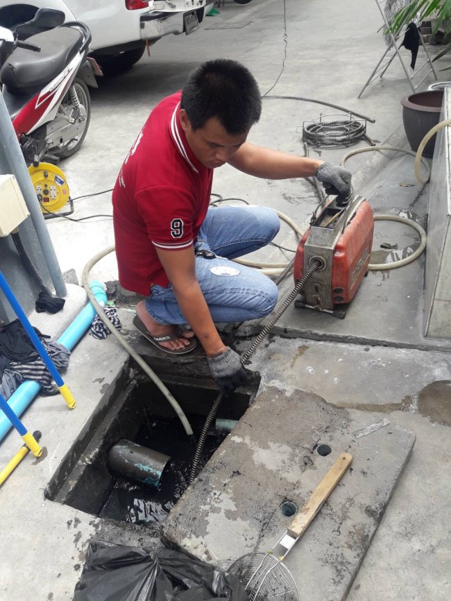 แก้ไขท่อเมนต์น้ำทิ้งอุดตัน ที่ดอนหัวฬ่อ จ.ชลบุรี ทีมงานให้บริการอย่างมืออาชีพ