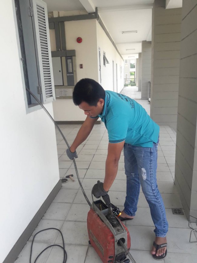 แก้ไขท่อเมนต์น้ำทิ้งอุดตัน ตำบลหนองไม้แดง ชลบุรี