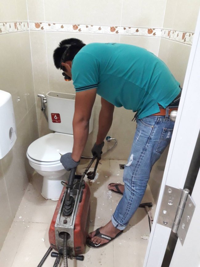 แก้ไขชักโครกอุดตัน ที่อุตสาหกรรมปิ่นทอง อ.ศรีราชา จ.ชลบุรี