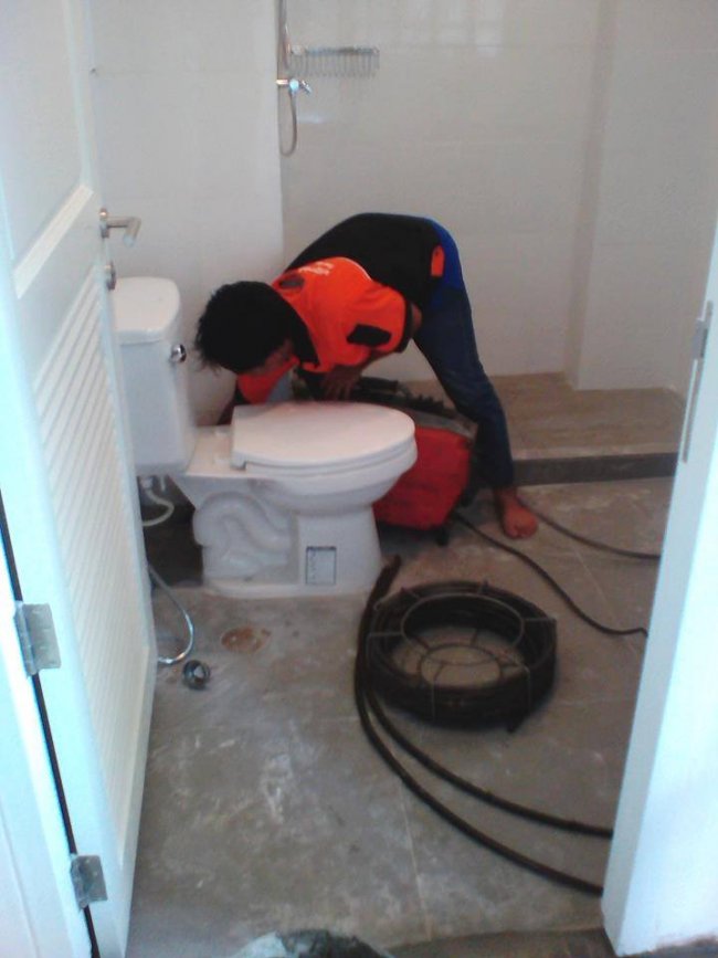 บริการแก้ไขส้วมตัน ชลบุรี - ส้วมตัน แก้ไม่ได้เรียกใช้บริการของเราสิ