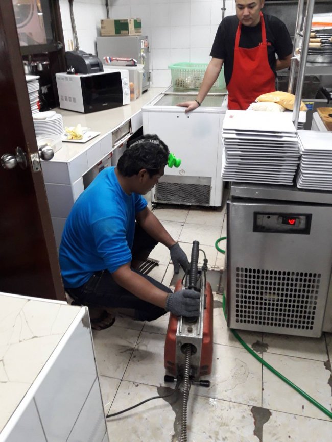 รับแก้ไขท่อเมนต์-ท่อน้ำทิ้งอุดตัน ที่โรงโป๊ะ ต.ตะเคียนเตี้ย อ.บางละมุง  โดยทีมงาานแก้ไขท่อตันมืออาชีพชลบุรี