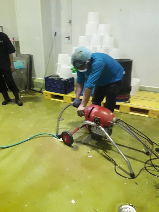 แก้ไขท่อเมนต์น้ำทิ้งอุดตัน ที่โรงงาน อ.พนัสนิคม จ.ชลบุรี