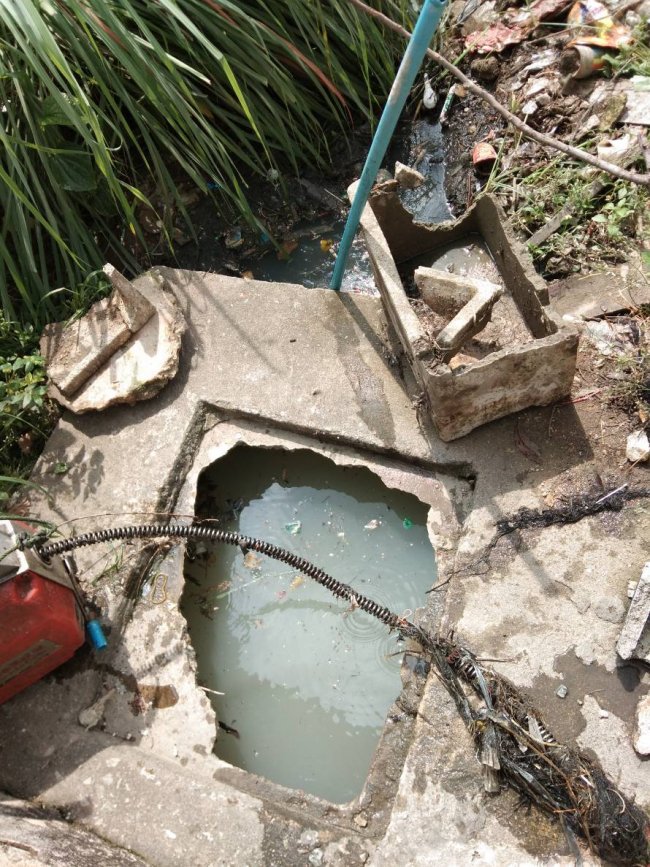 แก้ไขท่อเมนต์น้ำทิ้งอุดตัน ที่เครือสหพัฒน์ อ.ศรีราชา จ.ชลบุรี