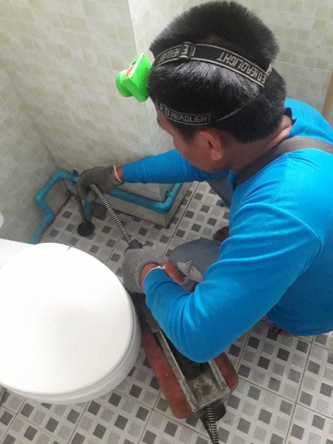 แก้ไขท่อน้ำทิ้งอุดตัน (ห้องน้ำ) หมู่บ้านแฟลมมิลี่ซิตี้ ที่อมตะนคร  จ.ชลบุรี