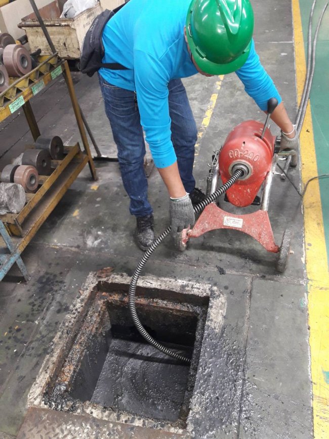 แก้ไขท่อเมนต์น้ำทิ้งอุดตัน ที่นิคมอุตสาหกรรมอีสเทิร์นซีบอร์ดบ่อวิน