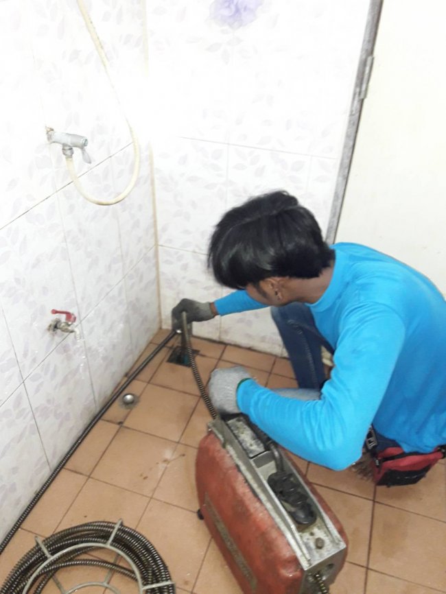 แก้ไขท่อพื้นห้องน้ำอุดตัน ต.หนองตำลึง อ.พานทอง จ.ชลบุรี