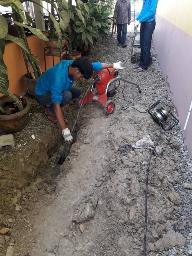 แก้ไขท่อเมนต์น้ำทิ้งอุดตัน ที่เขต อ.พานทอง จ.ชลบุรี 