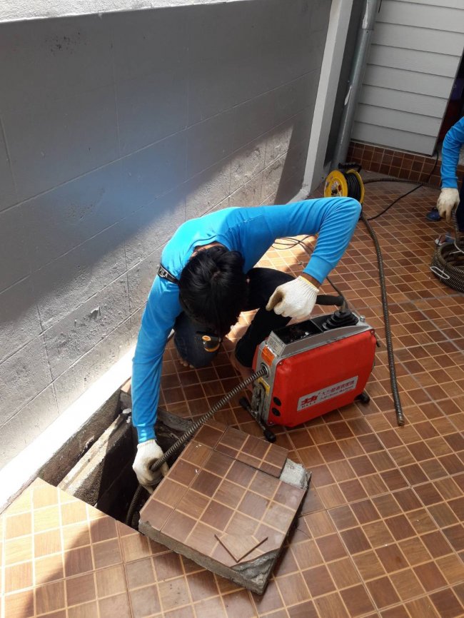 แก้ไขท่อเมนต์น้ำทิ้งอุดตันที่ อ.บางละมุง พัทยา โดยทีมงานแก้ไขท่อตัน ชลบุรี